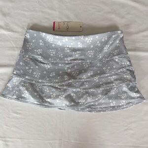 Lucky in Love Heathered Floral Scalloped Skort Grey White Size M NWT